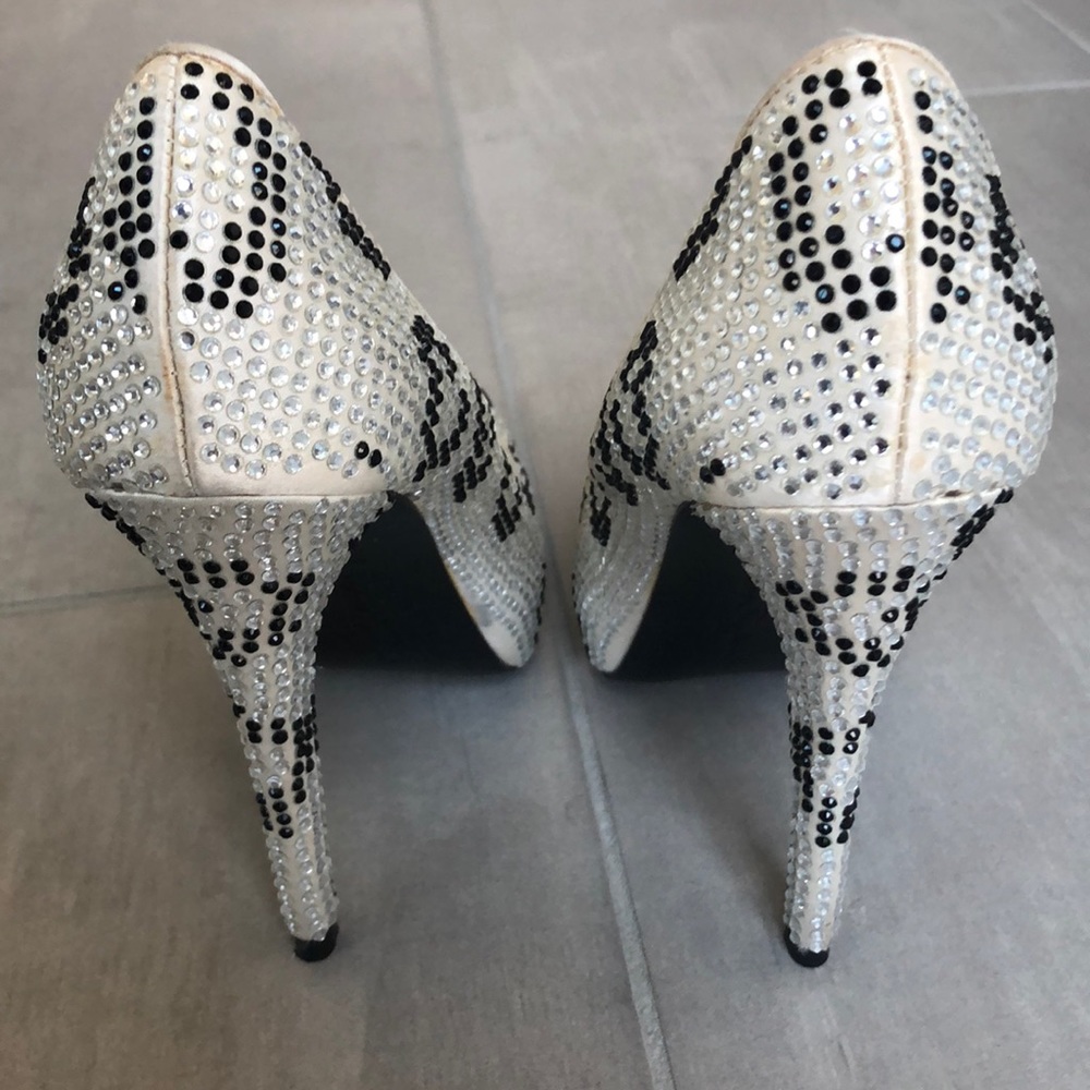 Size 6 report signature crystal pumps - Picture 3 of 4